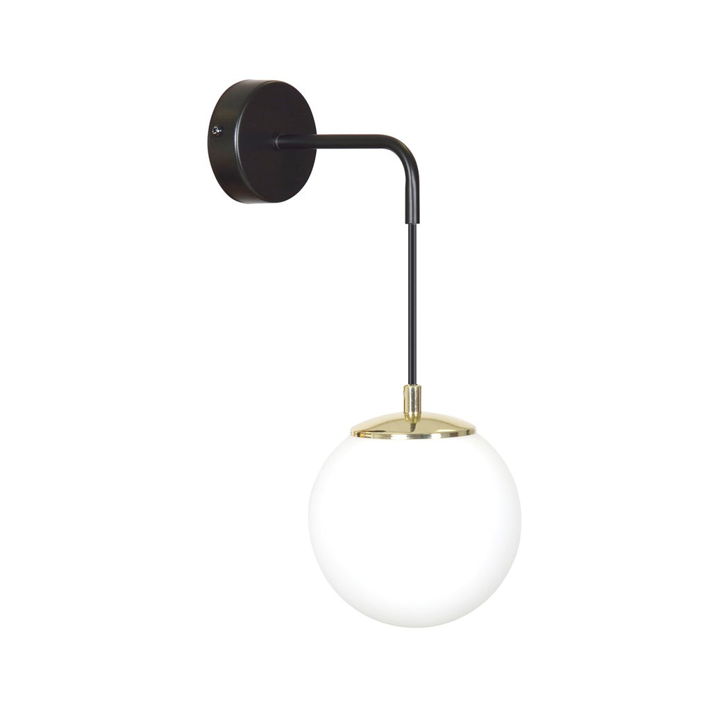 Zwarte wandlamp met gebogen arm, goudkleurig kapje en ronde witte glazen kap