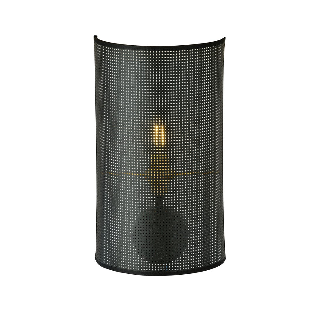 Zwarte wandlamp met halfronde geperforeerde stoffen kap waar het warme licht van de lamp doorheen schijnt