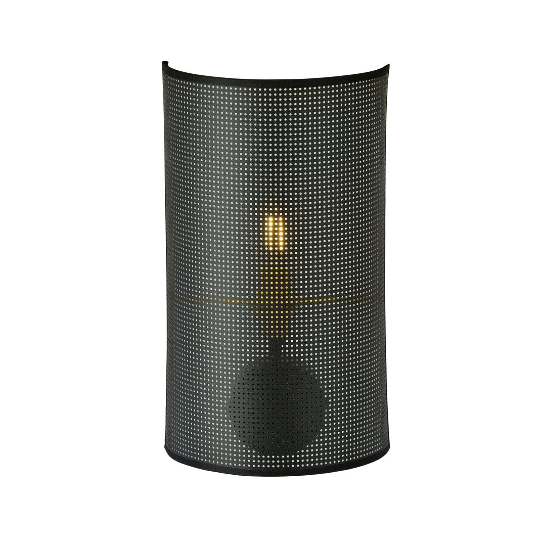 Zwarte wandlamp met halfronde geperforeerde stoffen kap waar het warme licht van de lamp doorheen schijnt