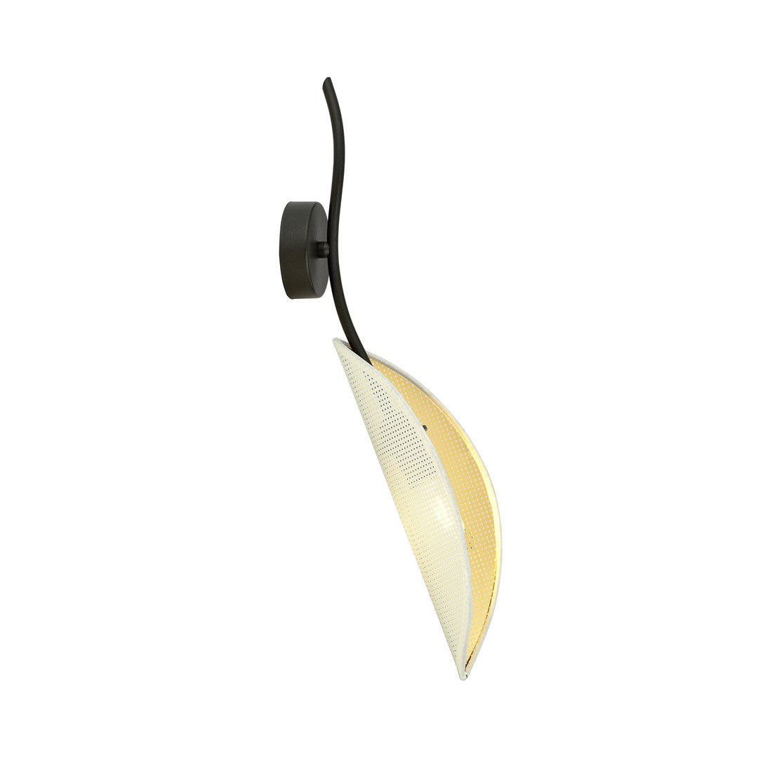 Wandlamp met bladvormige witte kap met gouden binnenkant aan een gebogen zwarte arm met ronde wandplaat