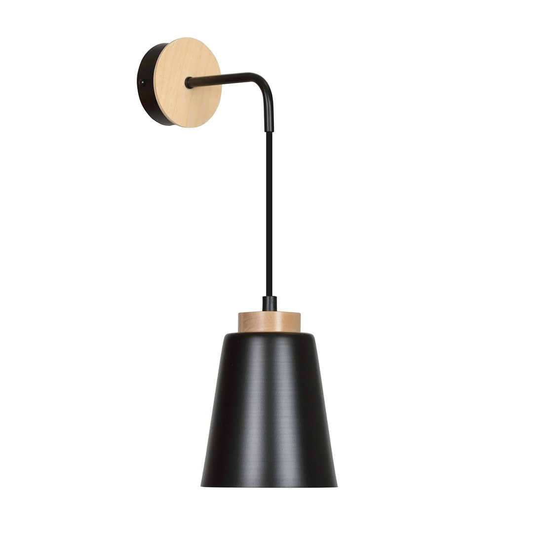 Zwarte wandlamp met houten wandplaatje, dunne arm en conische mat zwarte kap met houten ring