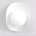 Wandlamp gepoedercoat staal Fiero modern wit, met bol en lintvormig scherm, G9 – 16 x 13 x 20 cm