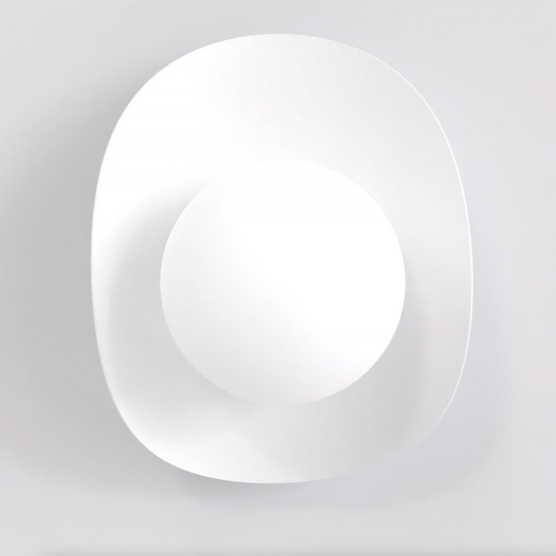 Wandlamp gepoedercoat staal Fiero modern wit, met bol en lintvormig scherm, G9 – 16 x 13 x 20 cm