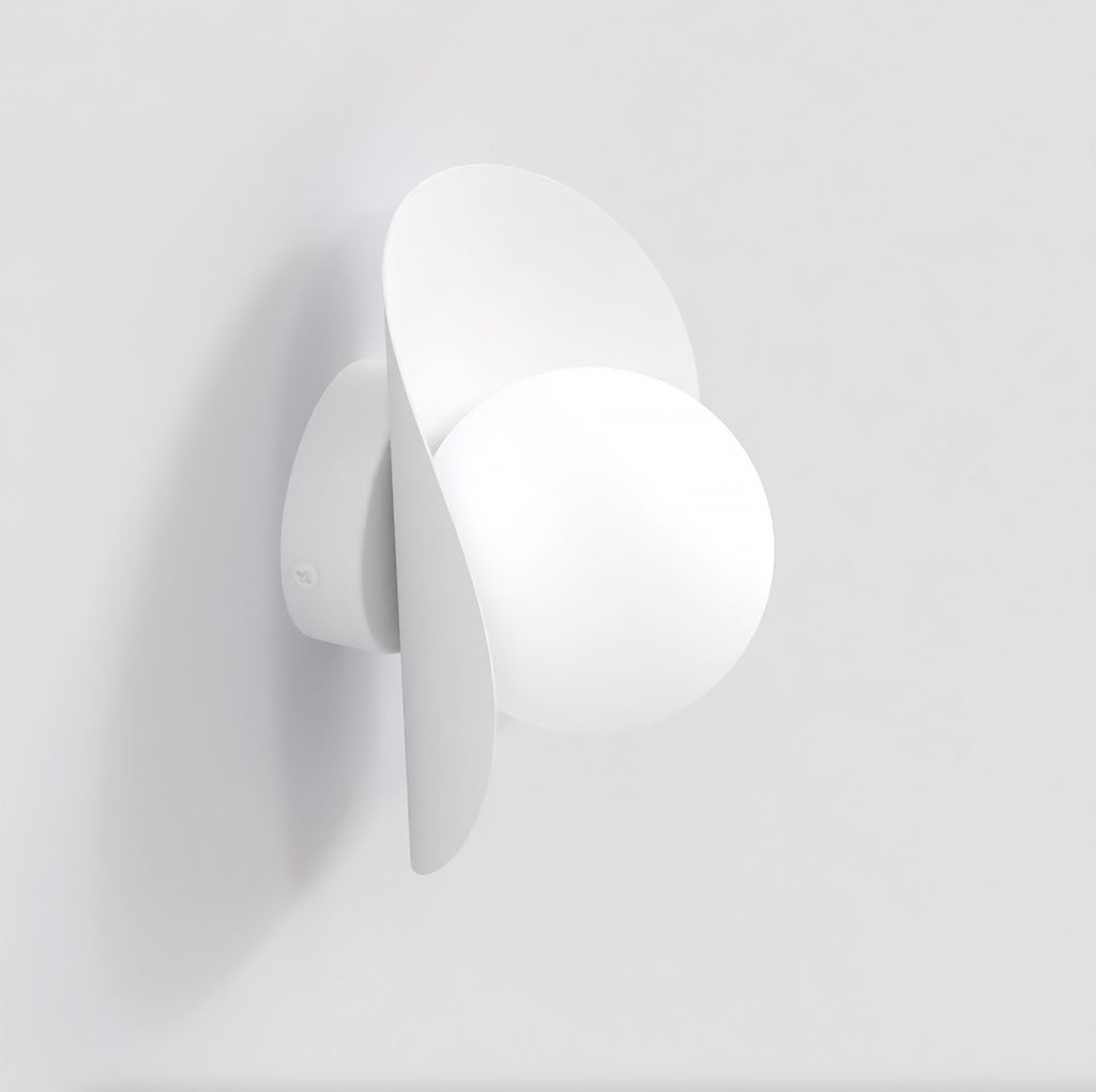 Wandlamp gepoedercoat staal Fiero modern wit, met bol en lintvormig scherm, G9 – 16 x 13 x 20 cm