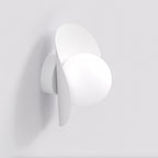 Wandlamp gepoedercoat staal Fiero modern wit, met bol en lintvormig scherm, G9 – 16 x 13 x 20 cm