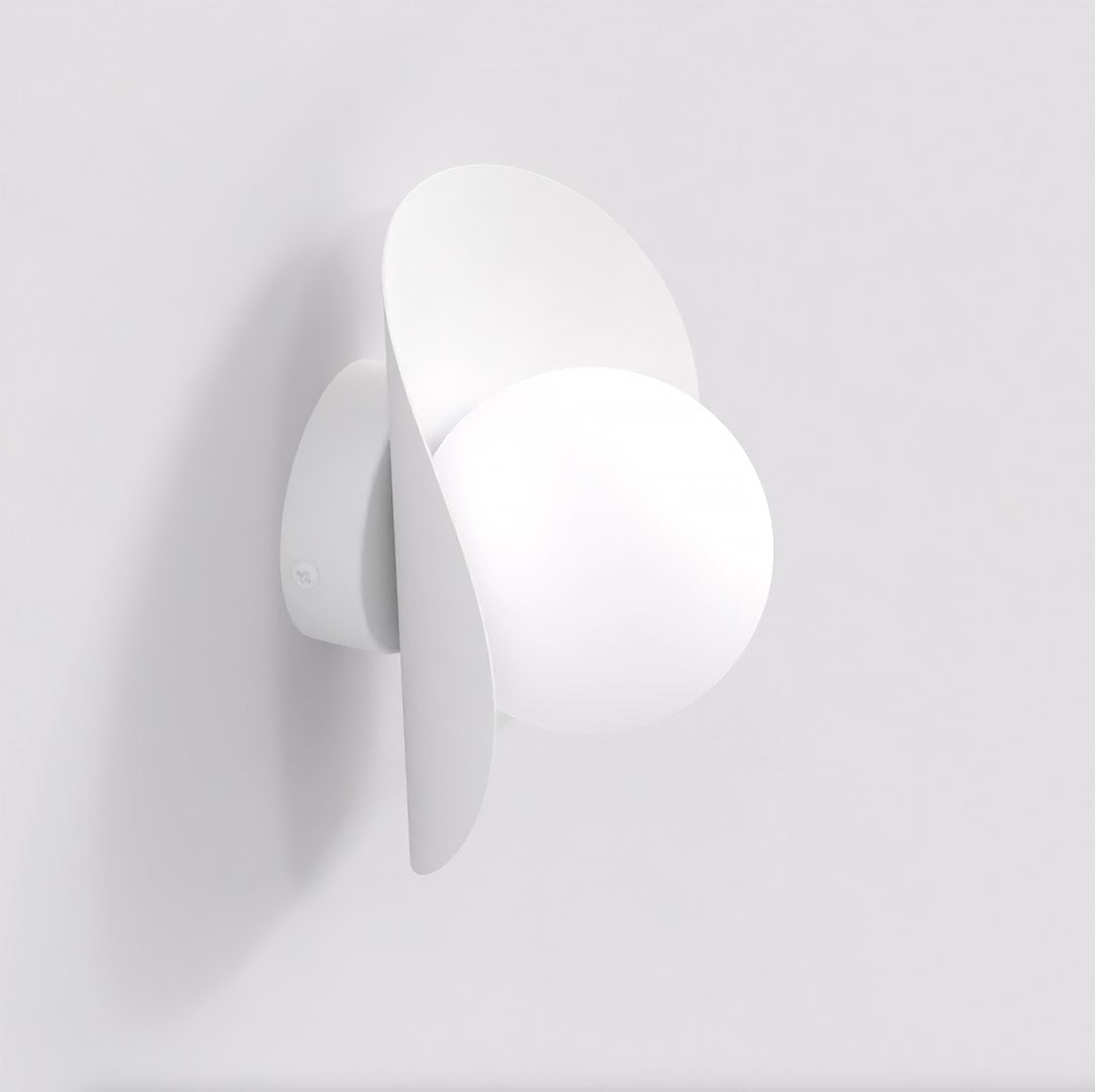 Wandlamp gepoedercoat staal Fiero modern wit, met bol en lintvormig scherm, G9 – 16 x 13 x 20 cm