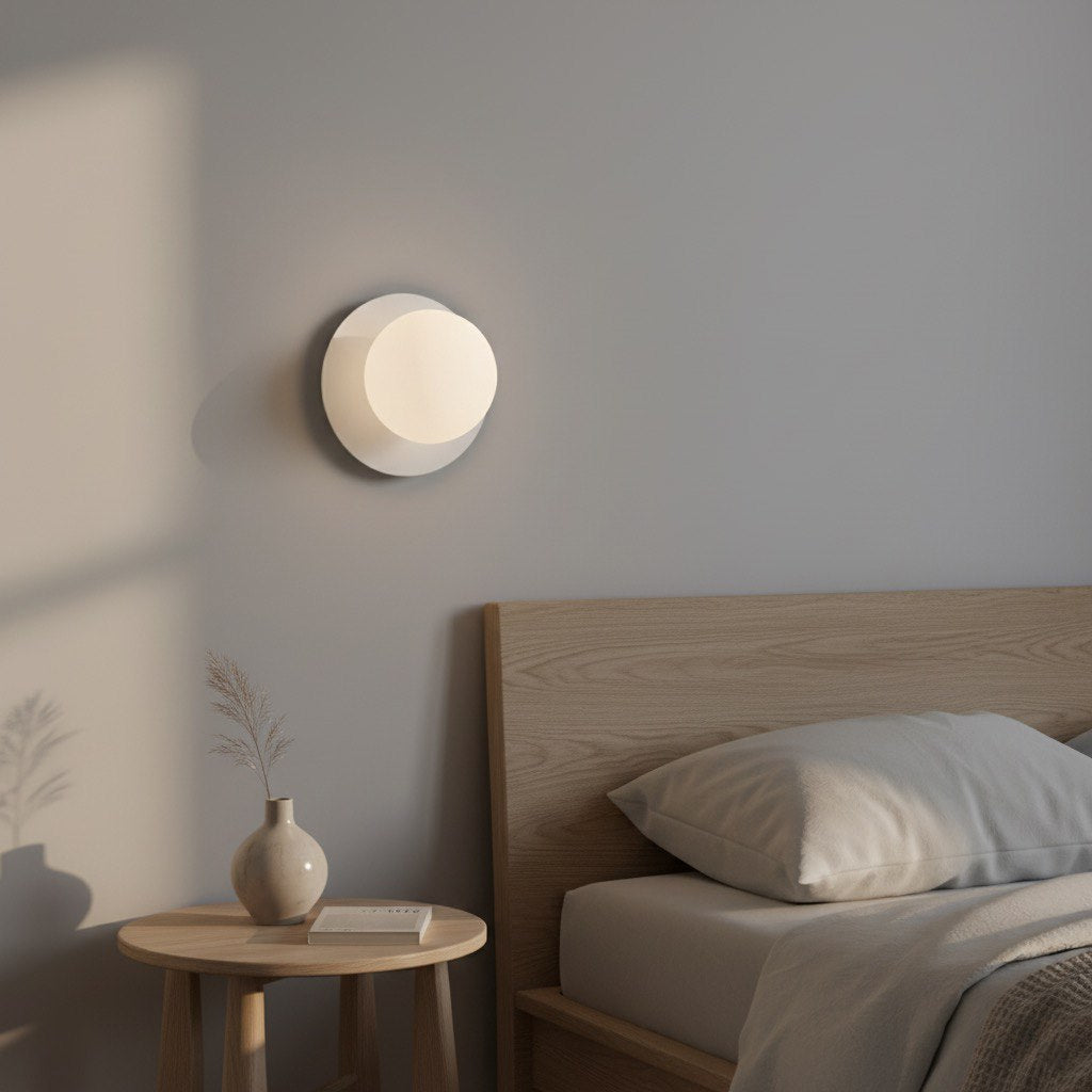 Wandlamp staal minimalistisch Americana K1, wit, bol Ø 10 cm, G9 fitting voor hal of slaapkamer