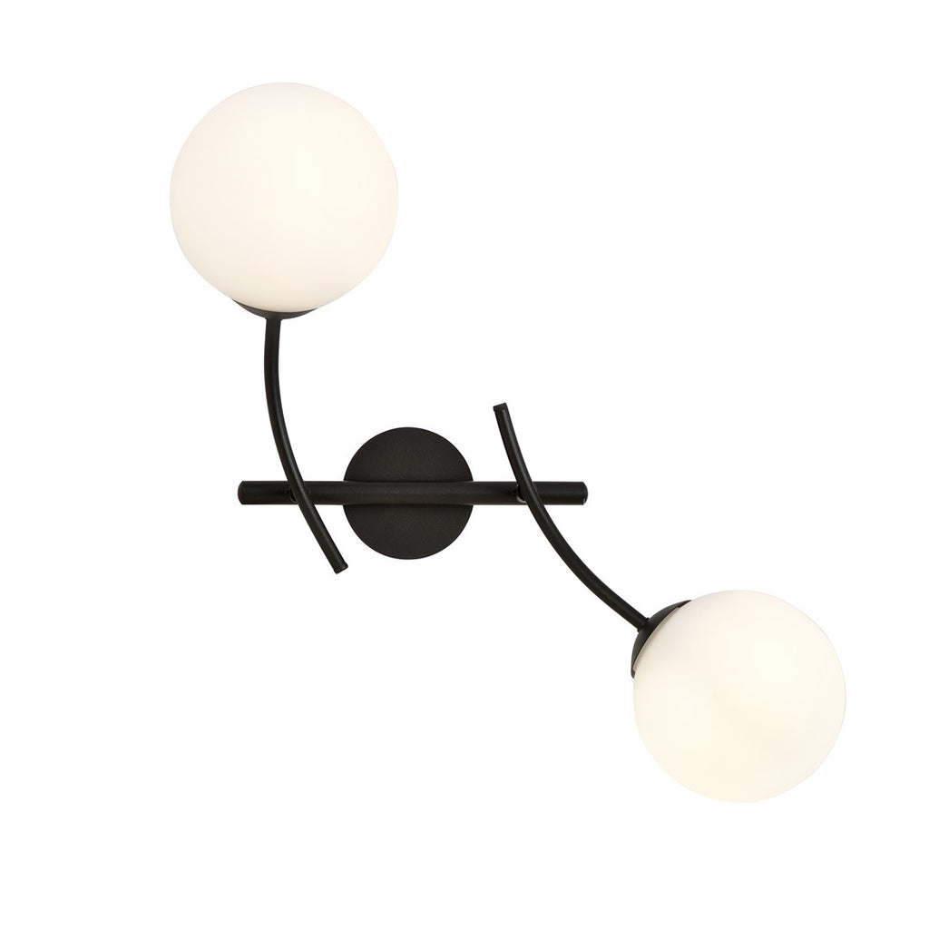 Zwarte wandlamp met twee witte glazen bollen aan gebogen stalen armen en een ronde wandplaat