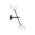 Zwarte wandlamp met twee witte glazen bollen aan een diagonale stalen arm
