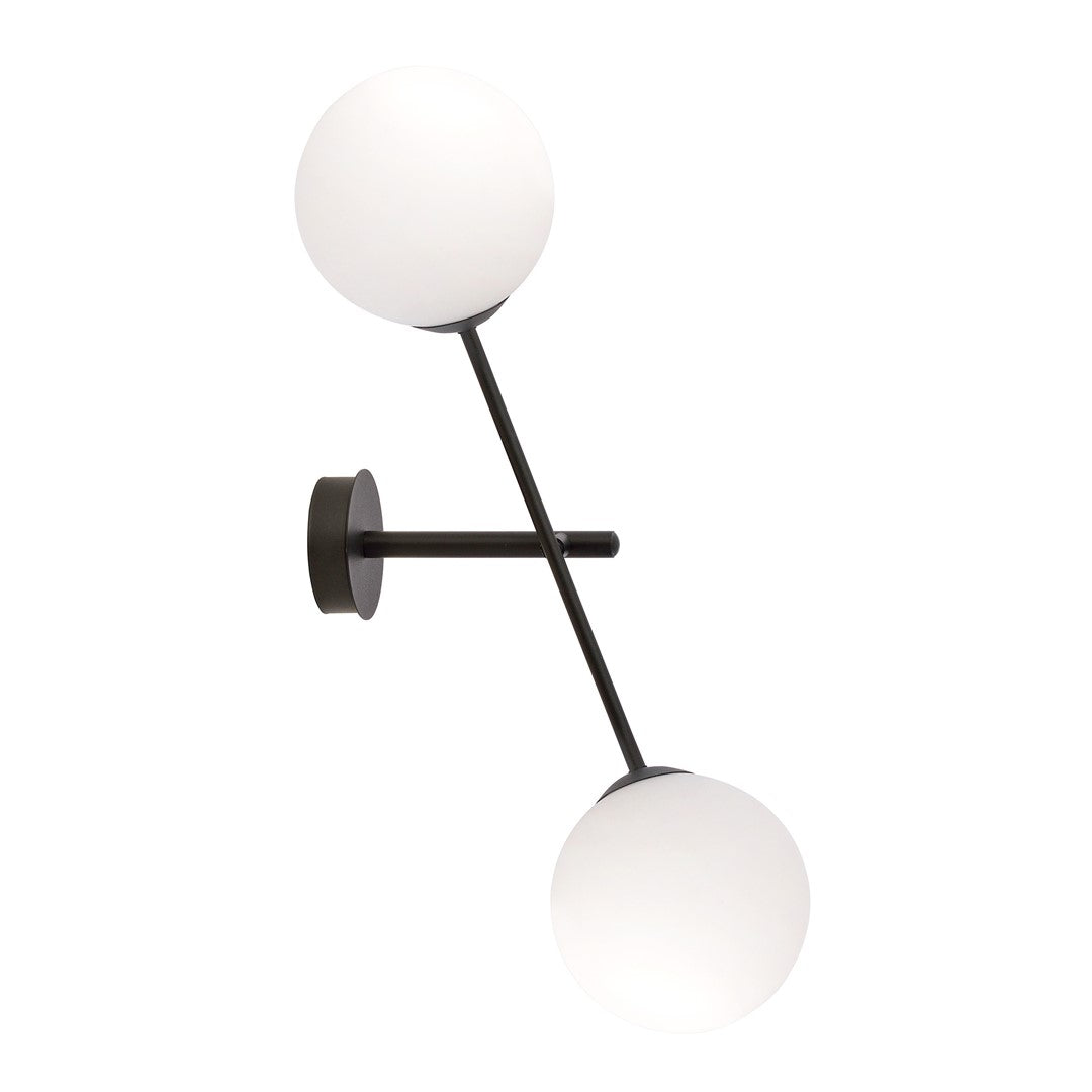Zwarte wandlamp met twee witte glazen bollen aan een diagonale stalen arm