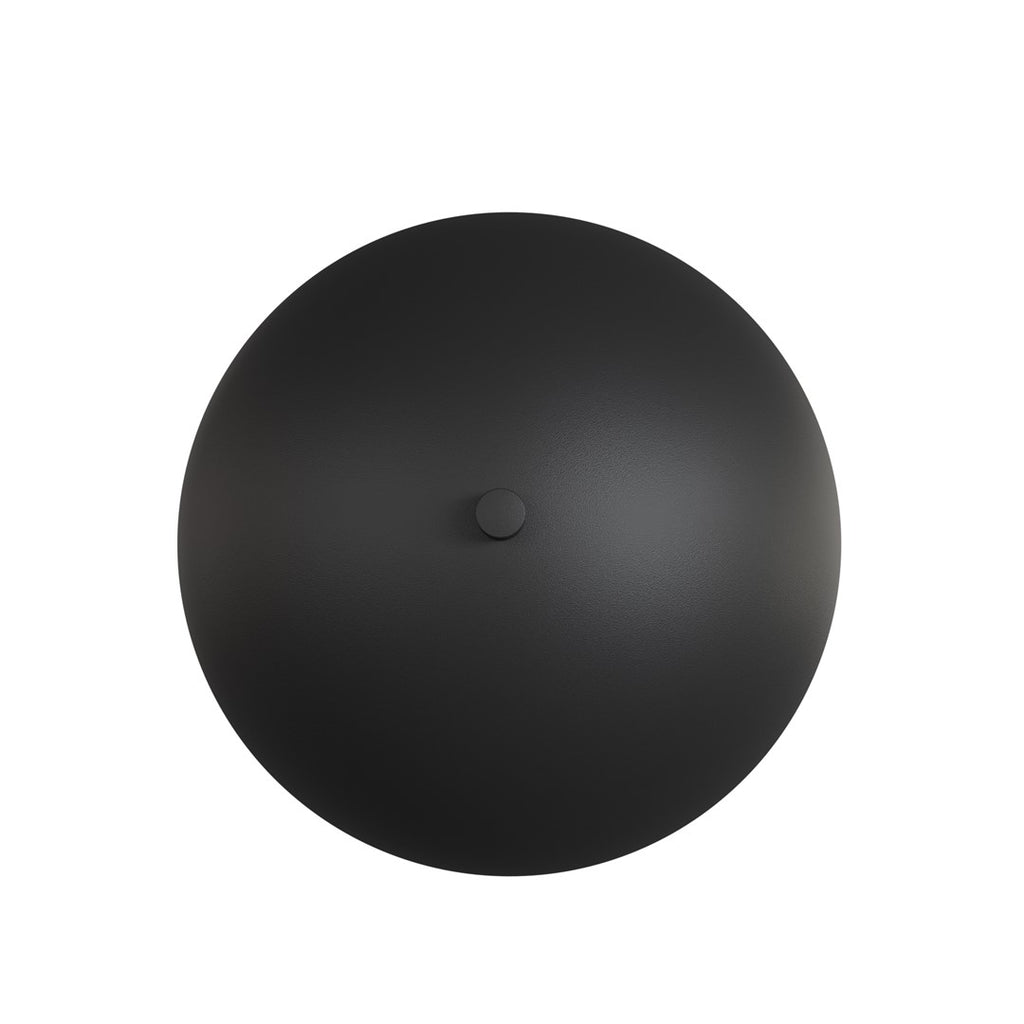 Zwarte wandlamp met ronde, mat afgewerkte koepelkap en een klein knopje in het midden, van voren gezien