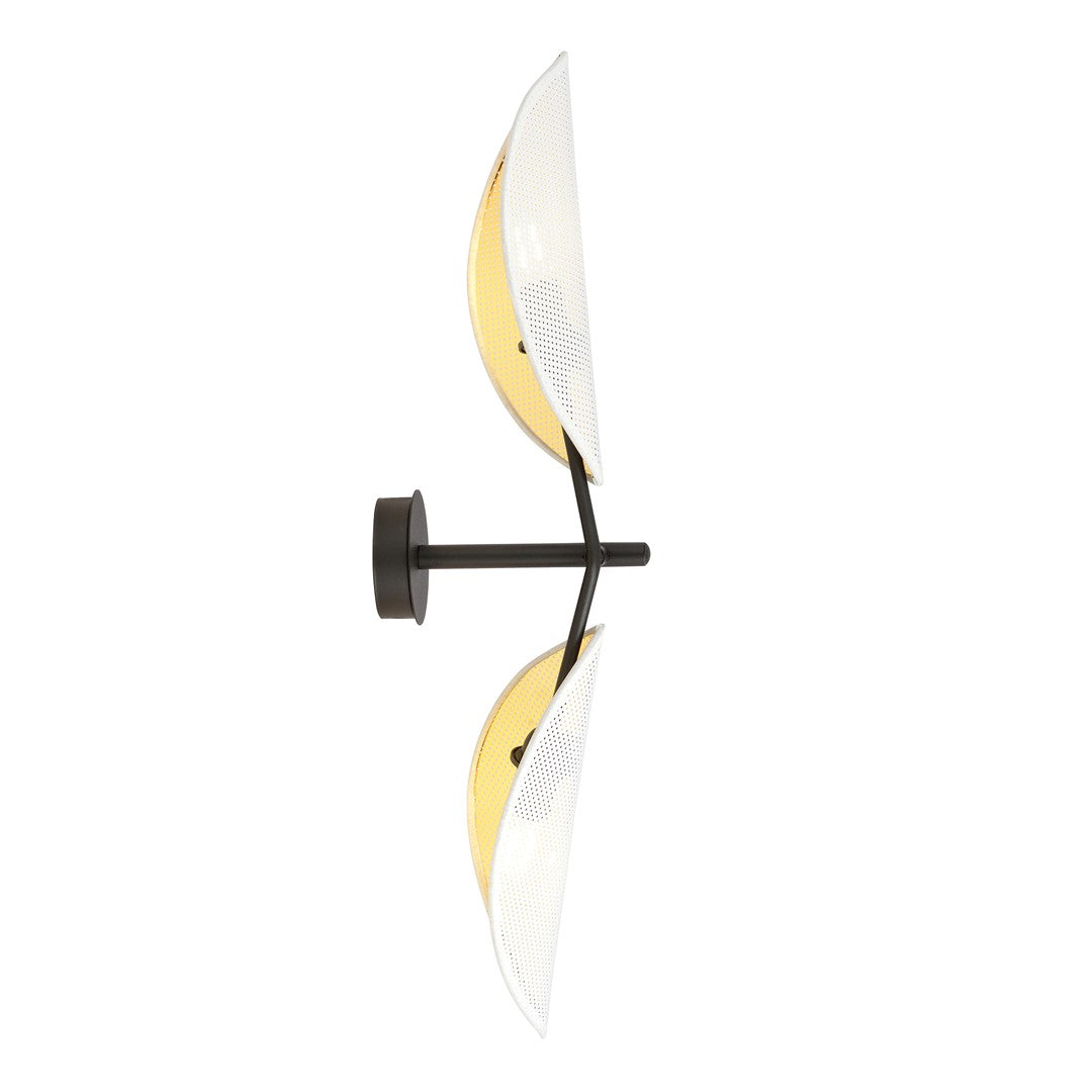 Wandlamp met zwart armatuur en twee bladvormige kappen in wit met goud aan de binnenkant