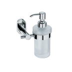Zilverkleurige wandzeepdispenser met mat glazen reservoir en pompkop aan een glanzende wandhouder