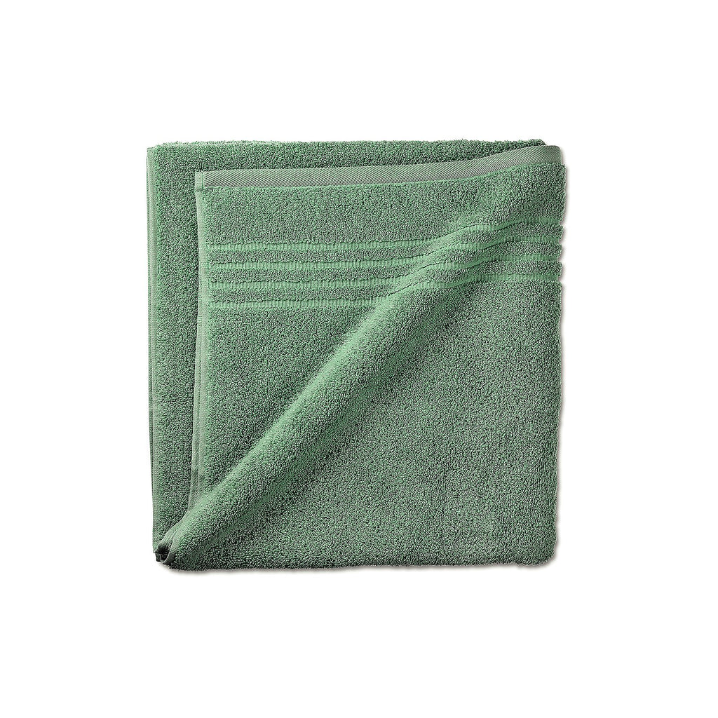 Gevouwen saliegroene badhanddoek van katoen met geweven sierstrepen