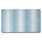 Rechthoekige badmat met hoge pool in lichtblauw met wit ombre-kleurverloop