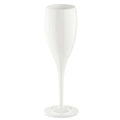 Witte champagneflûte met slanke kelk, dunne steel en ronde voet tegen een witte achtergrond