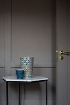Geurkaars Ilum Fig Arabesque groot, vijg, kaneel en vanille, blauw met goud decor