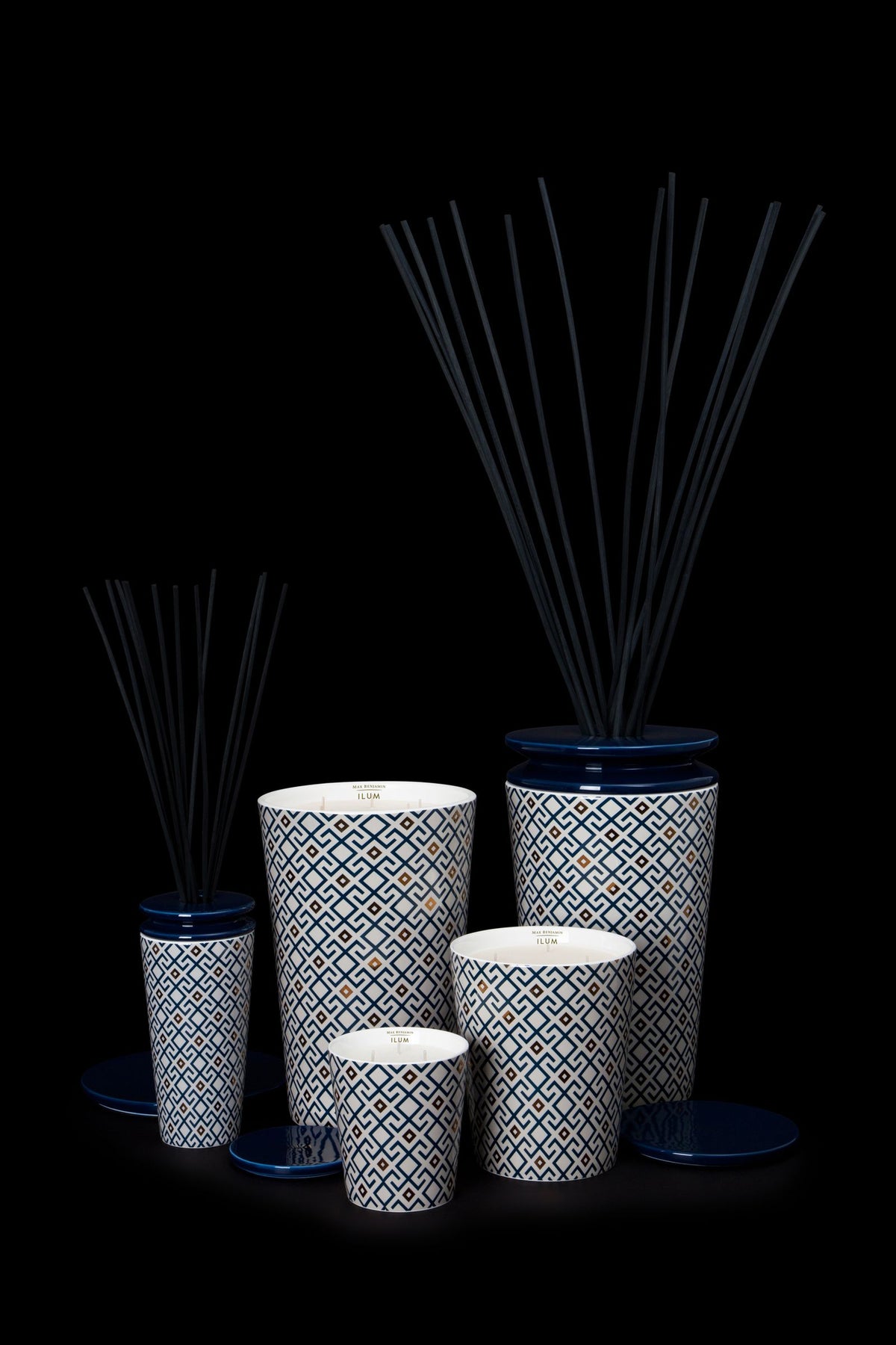 Geurkaars Ilum Fig Arabesque groot, vijg, kaneel en vanille, blauw met goud decor