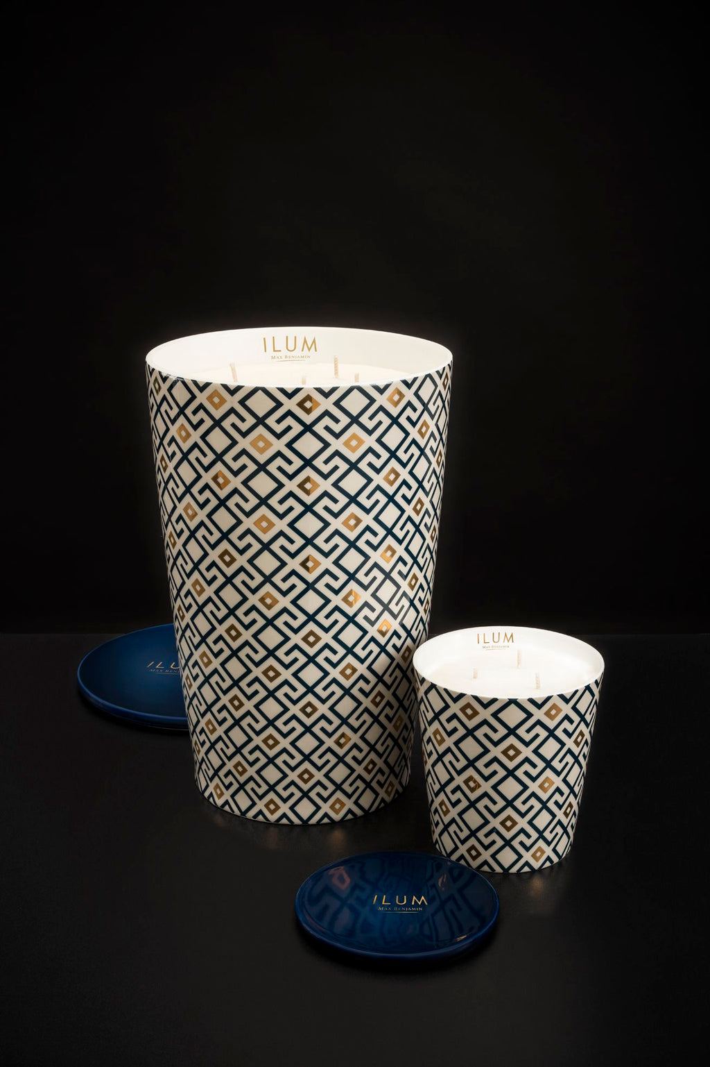 Geurkaars Ilum Fig Arabesque groot, vijg, kaneel en vanille, blauw met goud decor