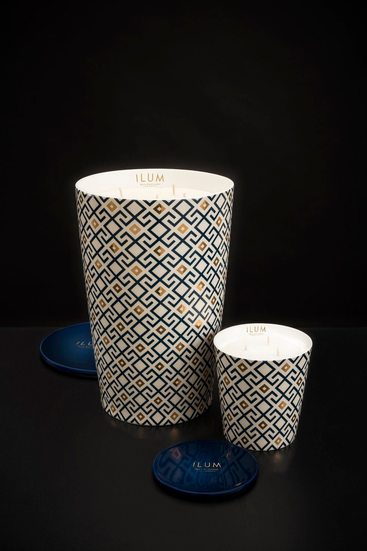 Geurkaars Ilum Fig Arabesque groot, vijg, kaneel en vanille, blauw met goud decor