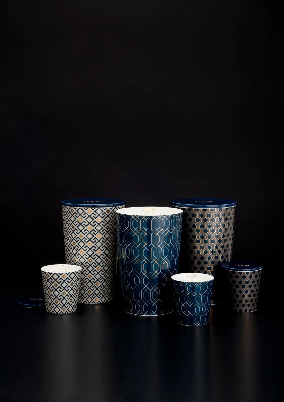 Geurkaars Ilum Fig Arabesque groot, vijg, kaneel en vanille, blauw met goud decor