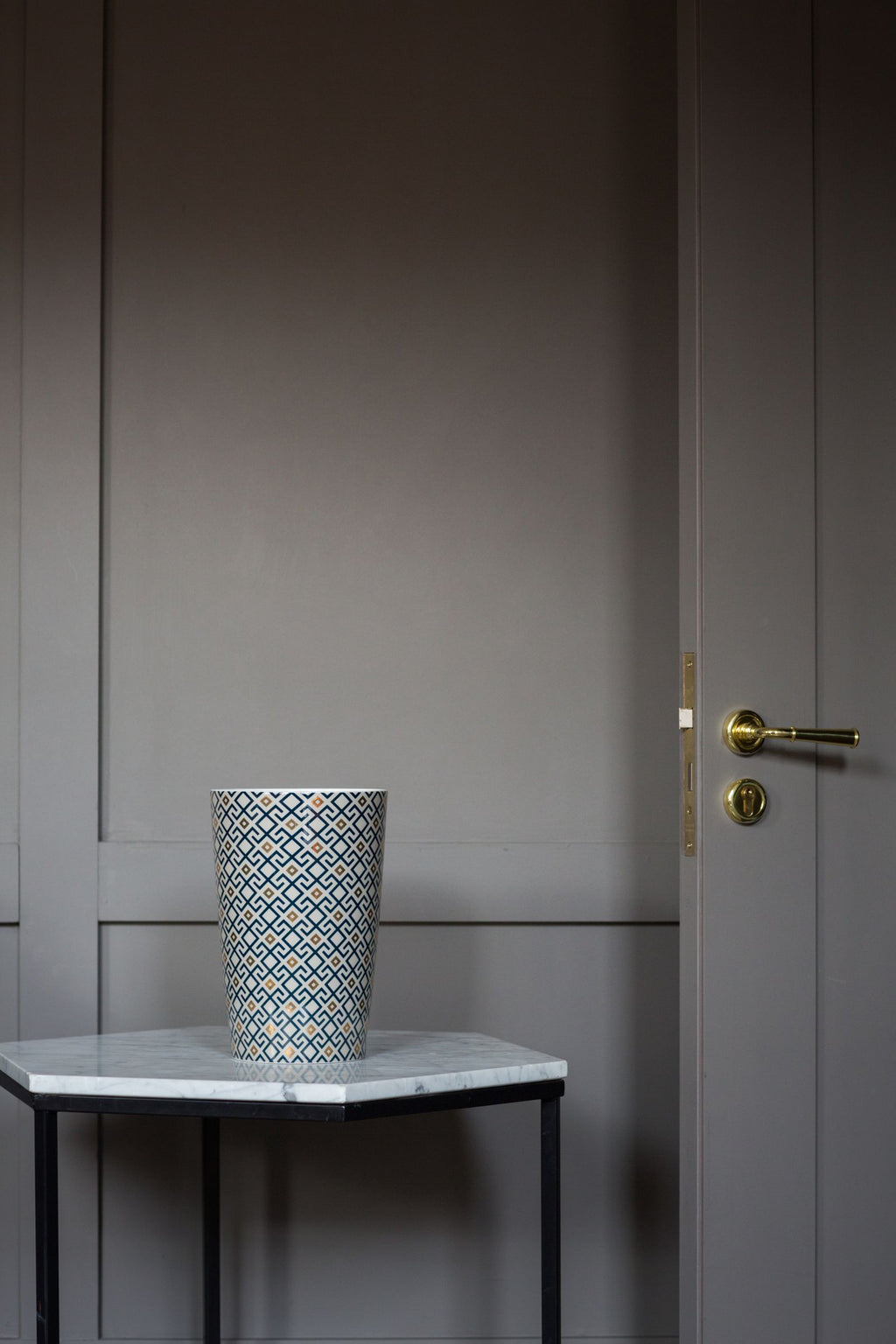Geurkaars Ilum Fig Arabesque groot, vijg, kaneel en vanille, blauw met goud decor