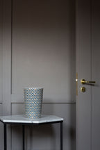Geurkaars Ilum Fig Arabesque groot, vijg, kaneel en vanille, blauw met goud decor