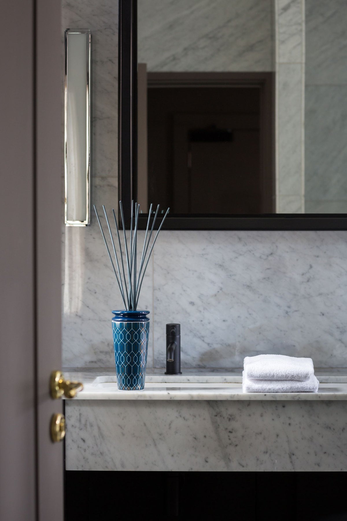 Geurdiffuser klein porselein Belgravia Lux, donkerblauw met geometrisch patroon, met geurstokjes voor slaapkamer, kantoor of badkamer