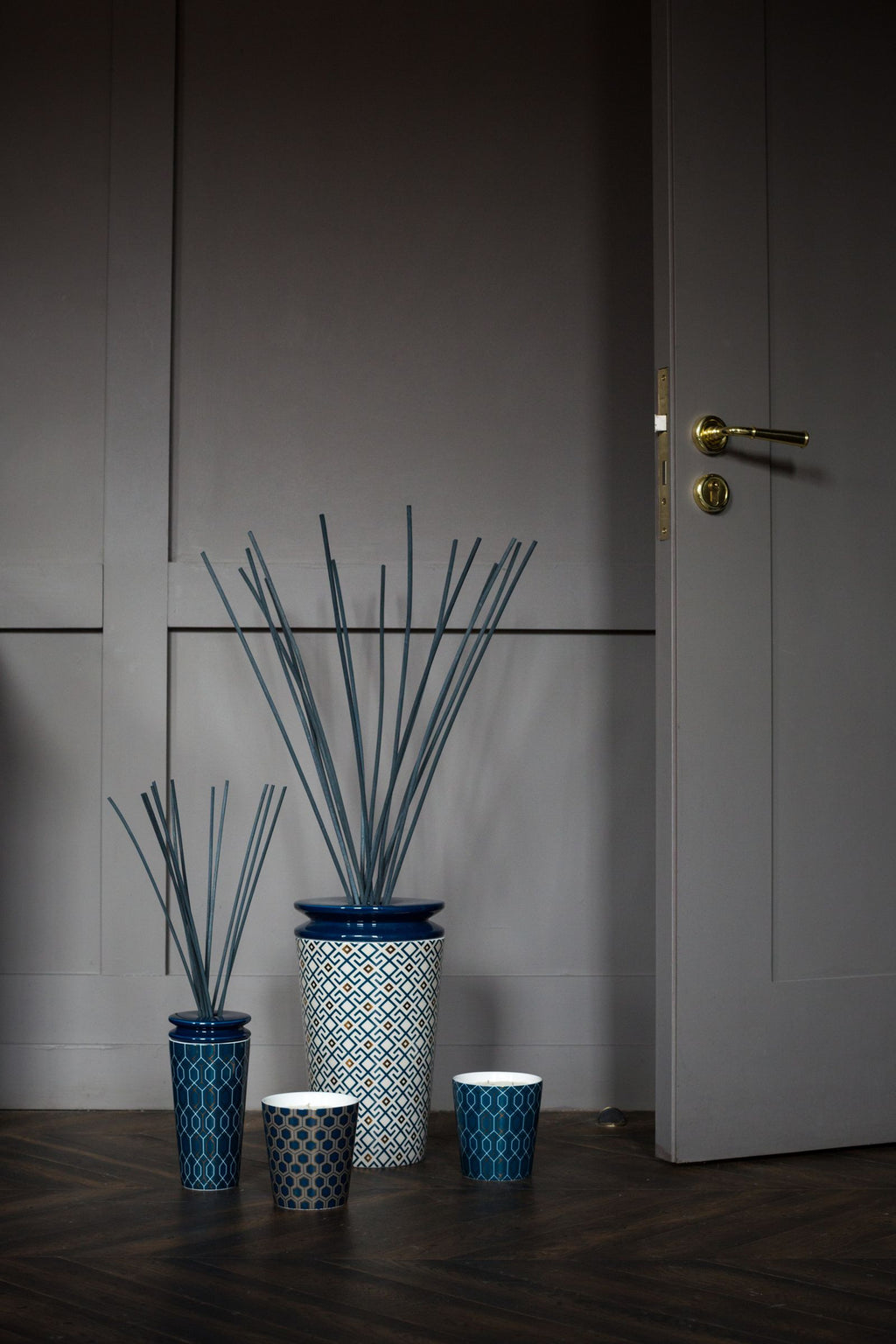 Geurdiffuser klein porselein Belgravia Lux, donkerblauw met geometrisch patroon, met geurstokjes voor slaapkamer, kantoor of badkamer