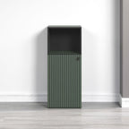 Badkamerkast saliegroen met zwart, open vak en gegroefd deurfront, L40 x H95 x D31 cm