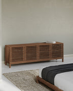 Tv-meubel essenhout Tanner Japandi Roux bruin 198 x 46 x 66 cm, vierdeurs met lamellenfronten