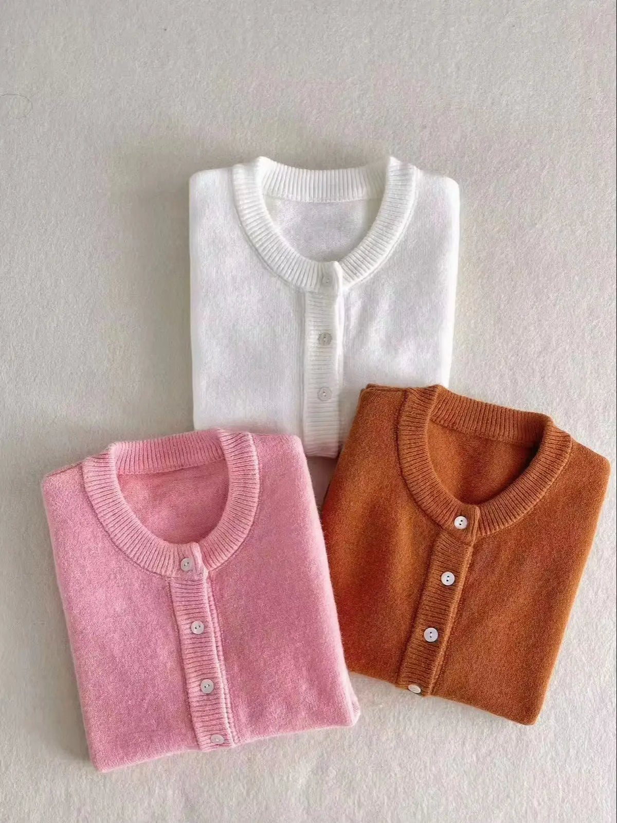 Women's knitted cardigan with round neck and button placket