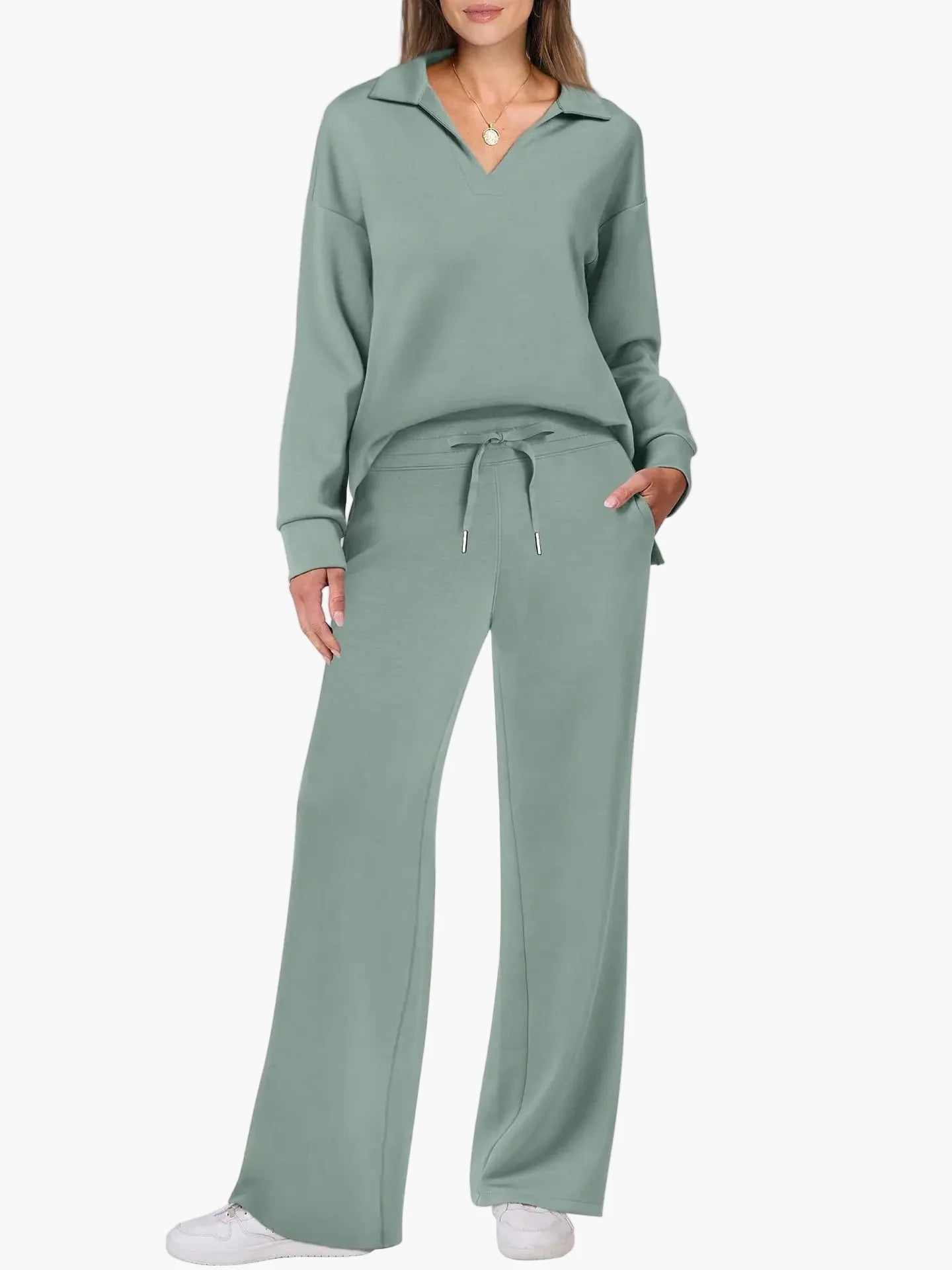 Women's leisure set with wide leg and V-neck – Comfortable loungewear outfit for everyday & travel