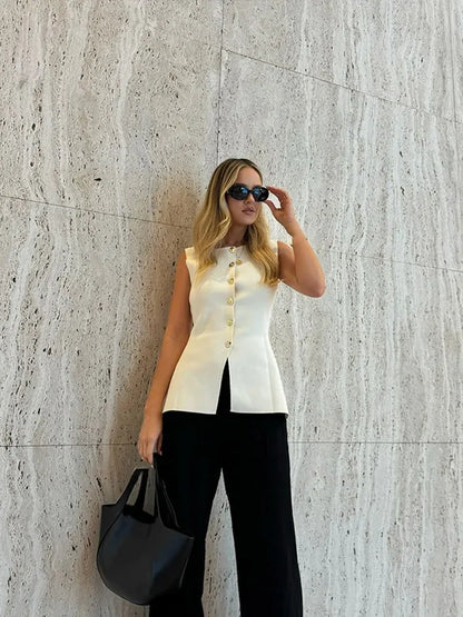 Women's sleeveless top with round neck and buttons - front slit