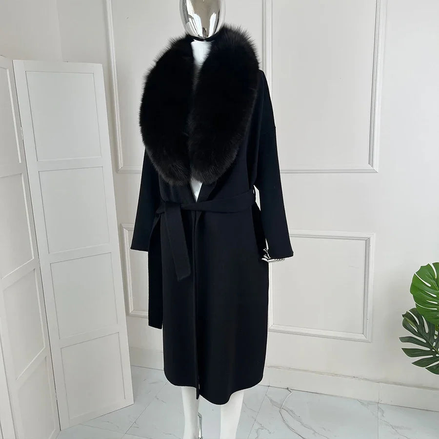 Eleganter Damen Mantel in Schwarz mit Fellkragen und Bindegürtel