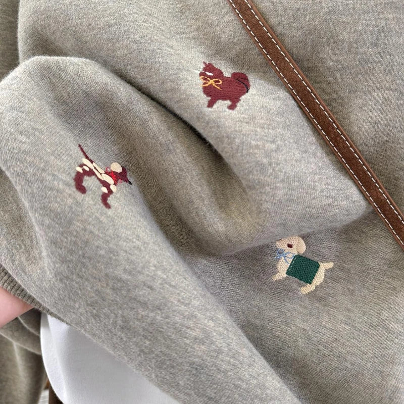Women's crew-neck long-sleeve sweatshirt with embroidered dog motifs