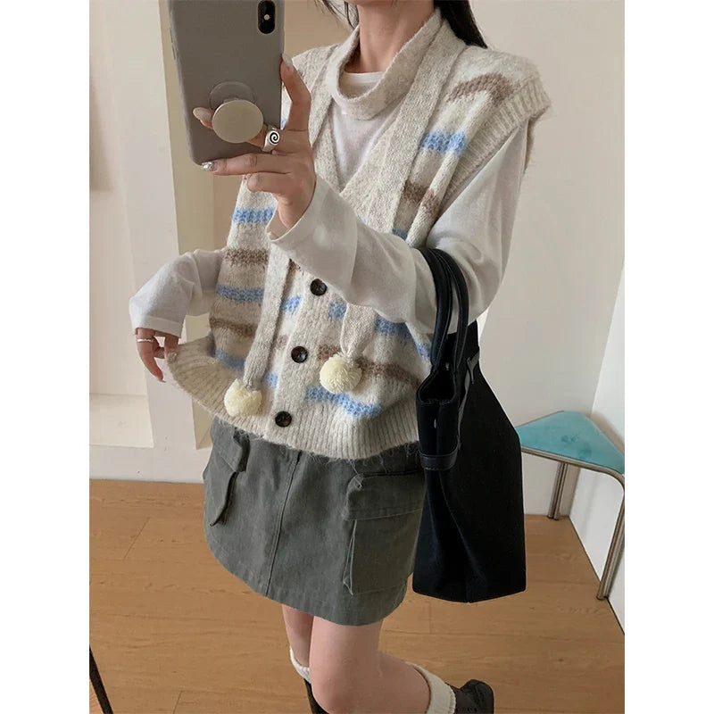 Striped knitted vest with V-neck and buttons, cropped fit