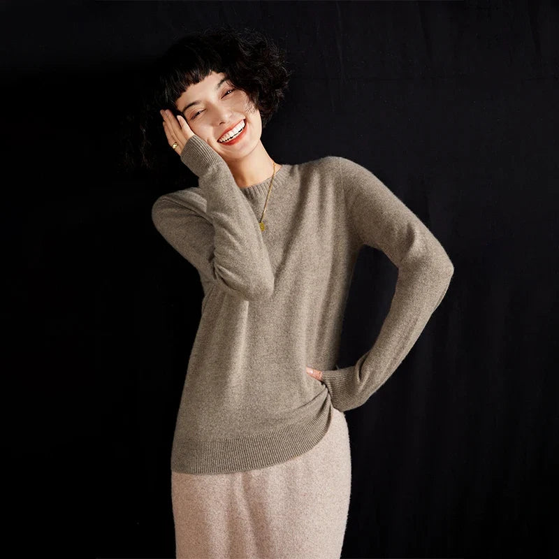 Women's crew-neck sweater, long sleeves, soft material