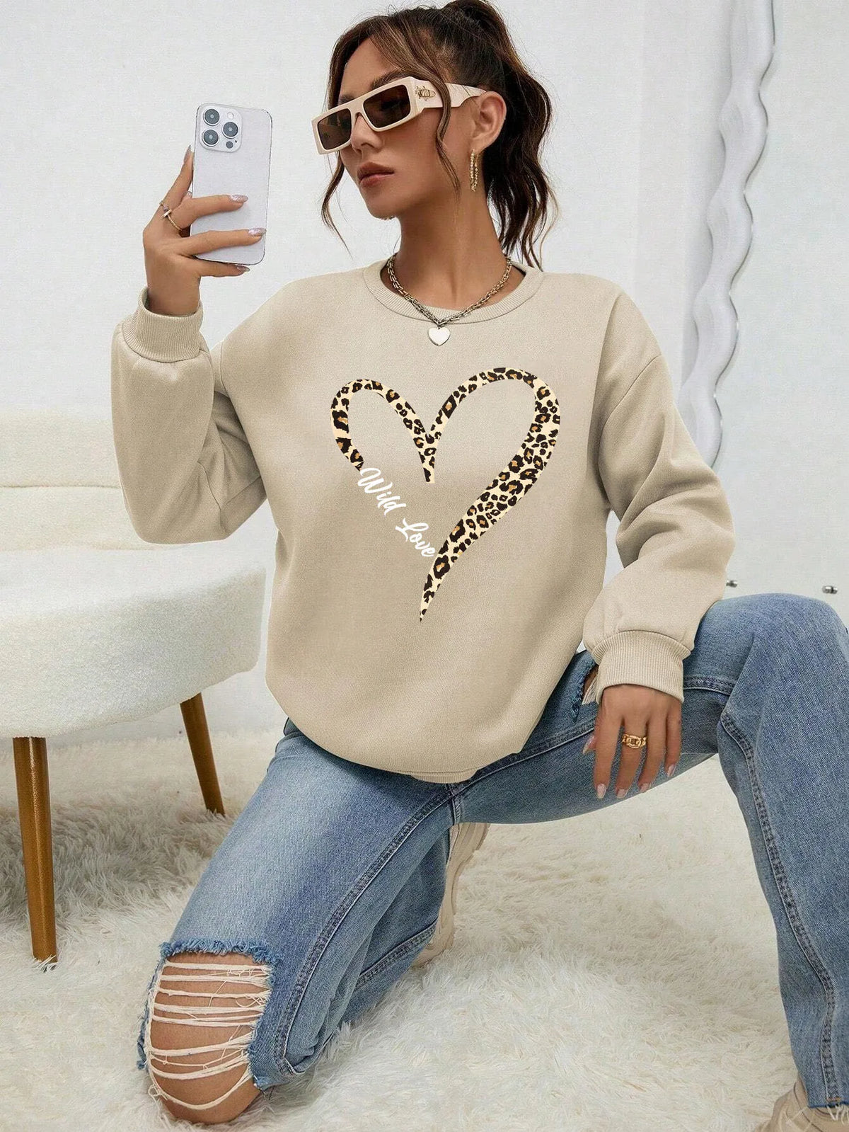 Women's Crew-Neck Long-Sleeve Sweatshirt with Leopard Heart Print