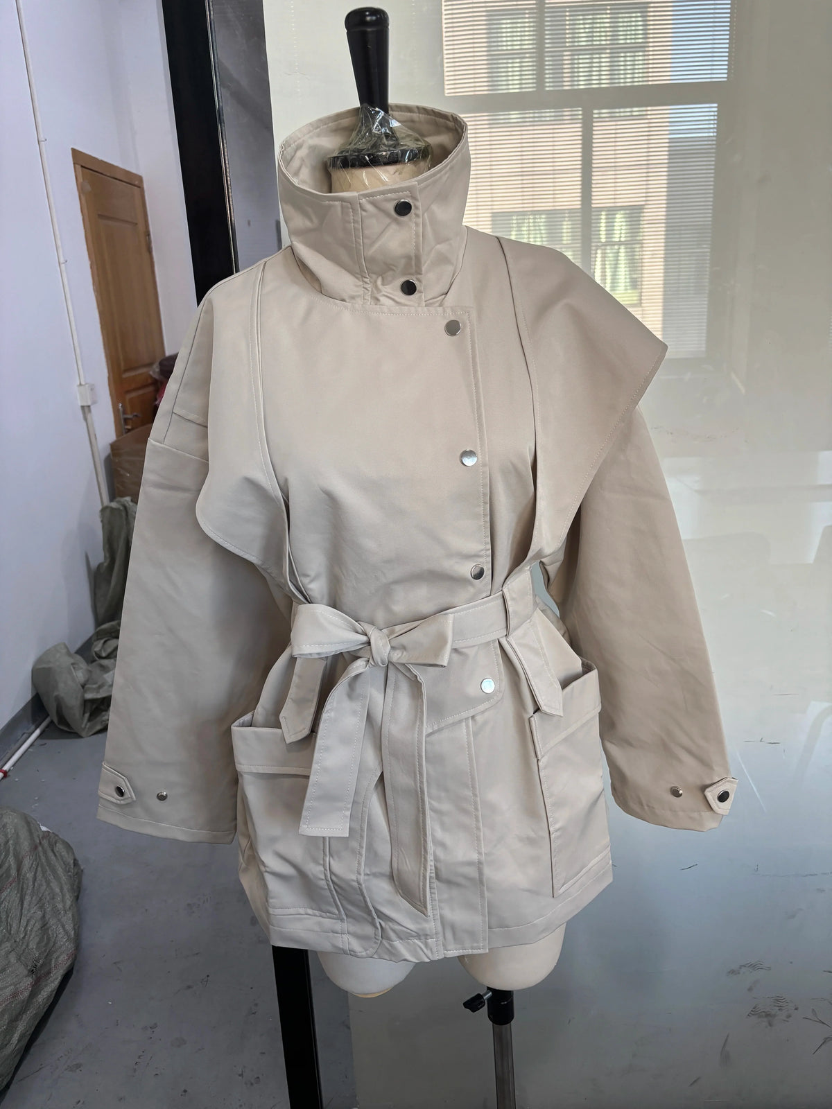 Damen Trenchcoat Kurz oder Lang mit Bindegürtel, Zweireiher Kragen, diverse Farben