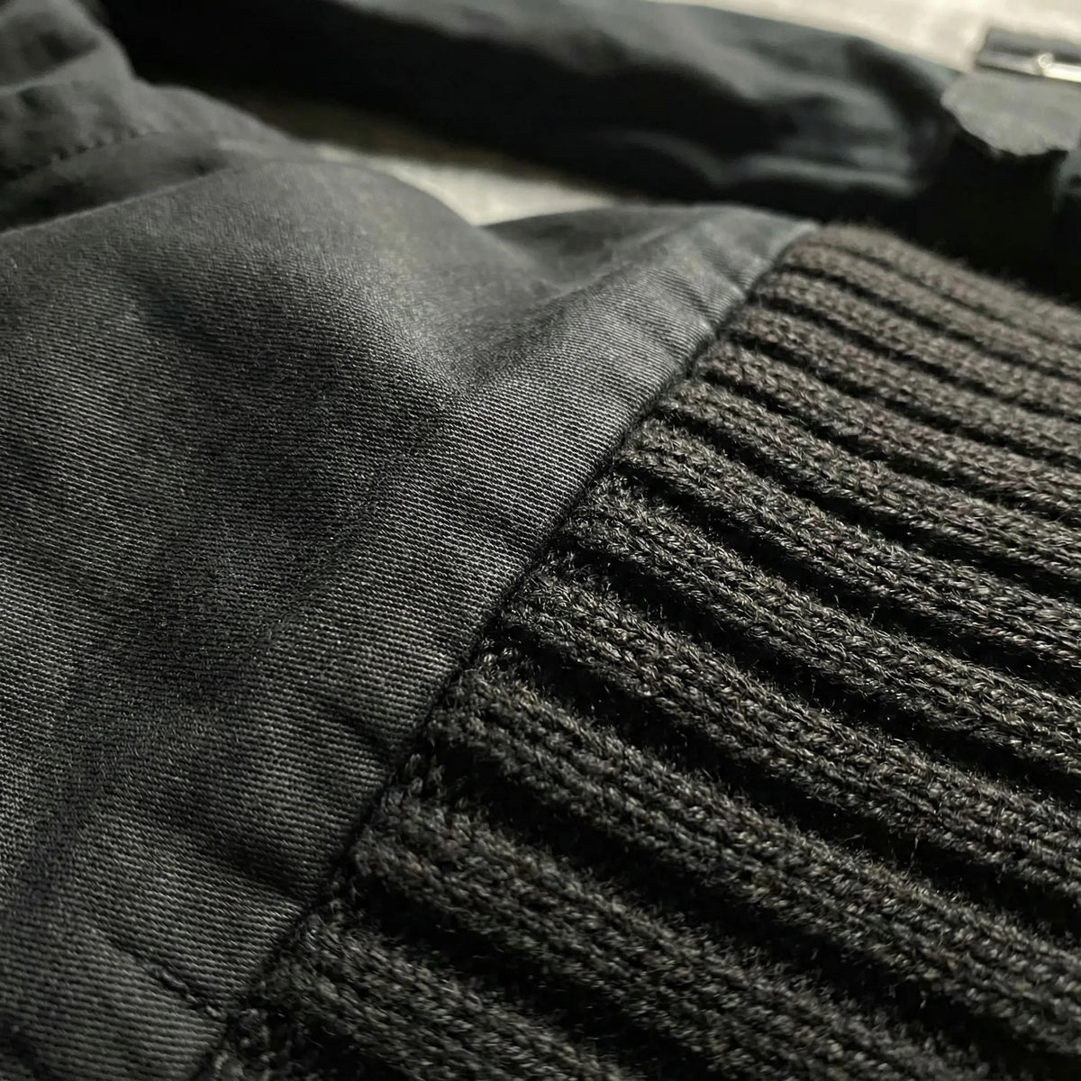 Damen Jacke Schwarz mit Stehkragen, Reißverschlüssen und Zierschnallen