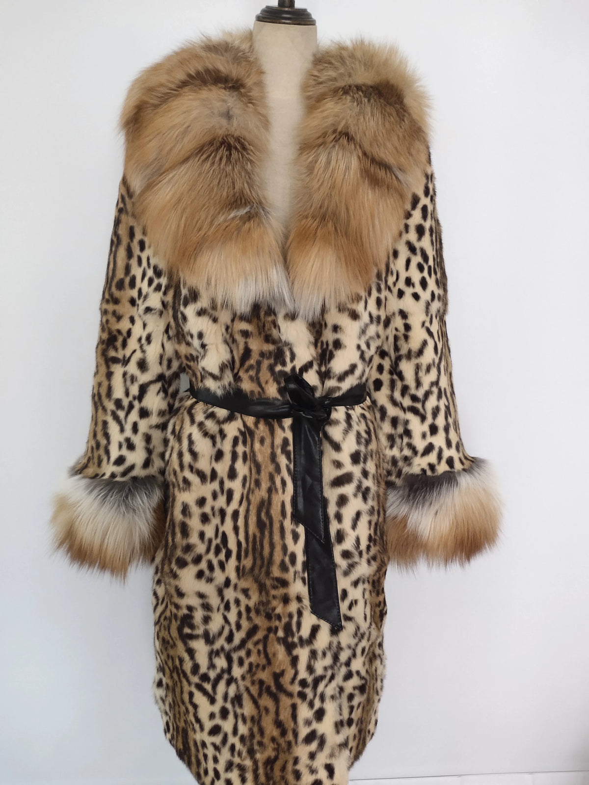 Faux Fur-Effect Winter Coat with Wide Collar and Belt