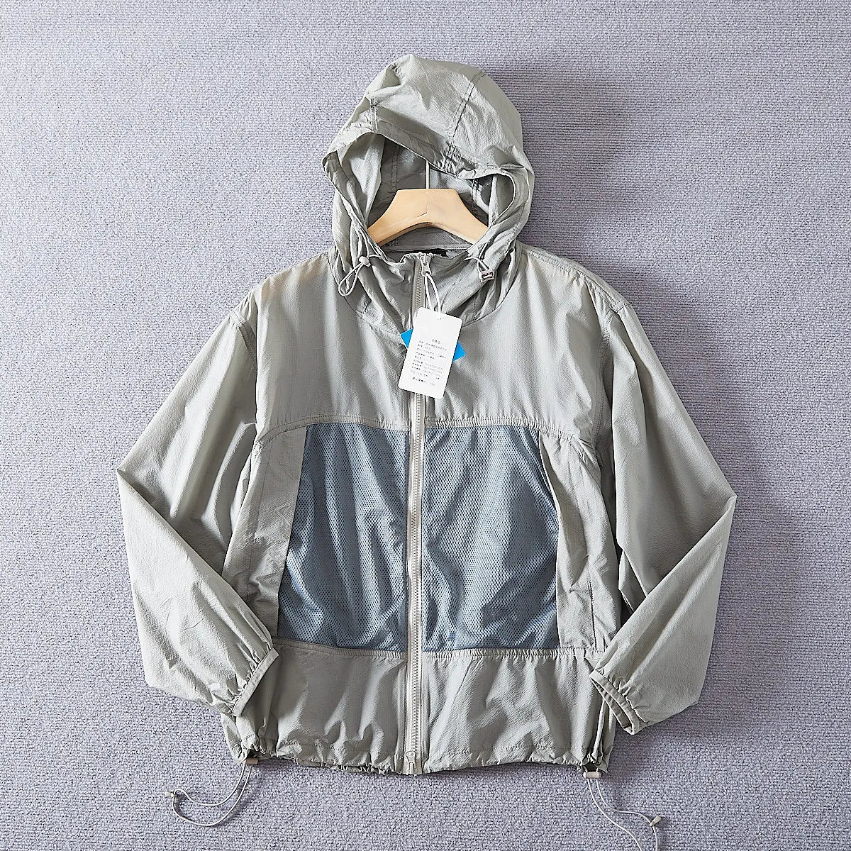 Leichte Kapuzenjacke mit Reißverschluss und Mesh-Einsätzen