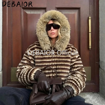 Gestreifte Jacke mit Kapuze und Fellbesatz für Damen