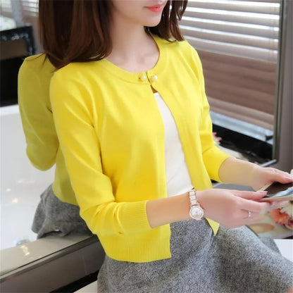 Women's cropped knit cardigan with pearl buttons, long-sleeve knitted cardigan
