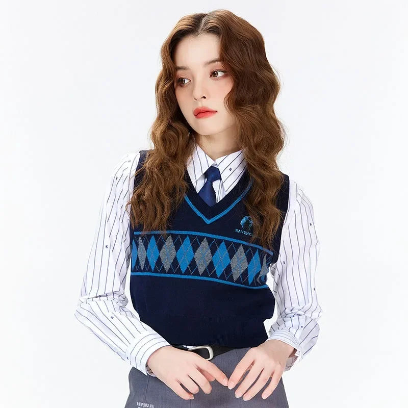 Women's knitted vest with V-neck and argyle pattern