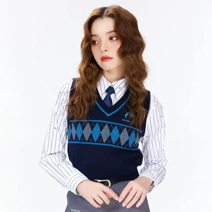 Women's knitted vest with V-neck and argyle pattern