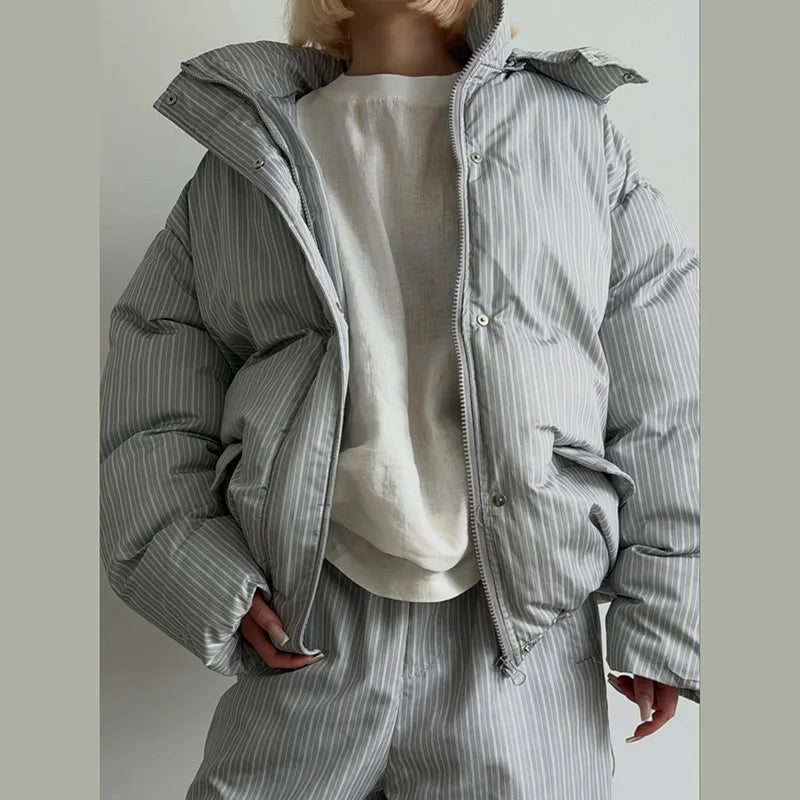Women's quilted jacket with hood and zipper