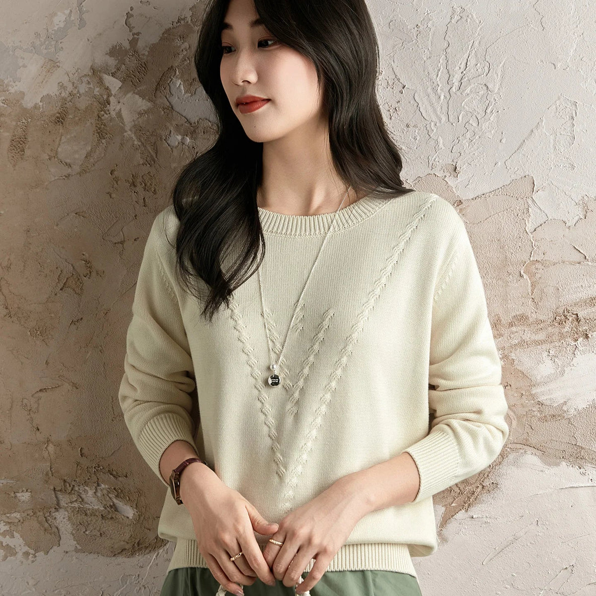 Women's crew-neck sweater with textured pattern, knit sweater