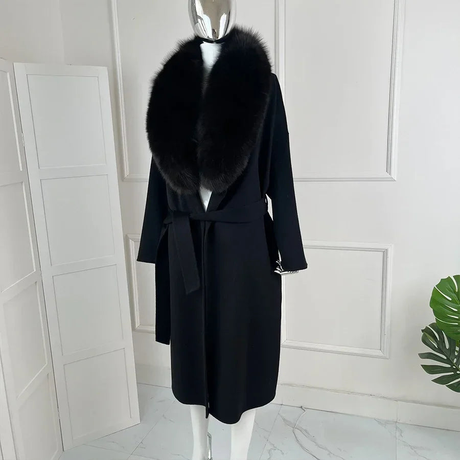 Eleganter Damen Mantel in Schwarz mit Fellkragen und Bindegürtel